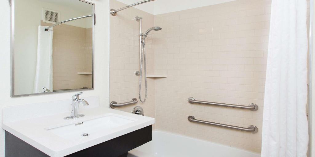 Koupelna v ubytování Sonesta Simply Suites Nanuet