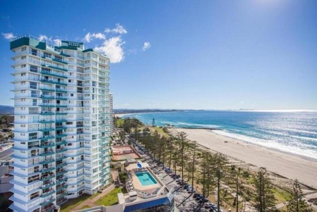 un gran edificio junto a la playa y el océano en Ocean Plaza Resort, en Gold Coast