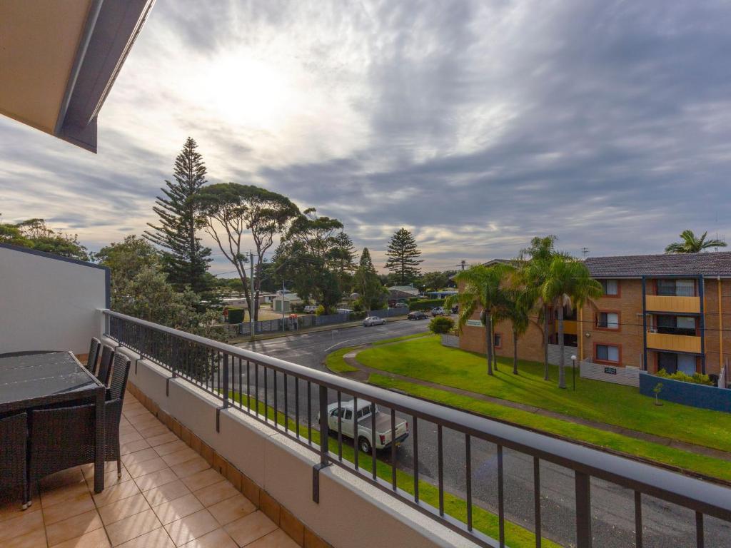 ホークス・ネストにあるPrelude Penthouse stroll to the beachの通りの景色を望むバルコニー