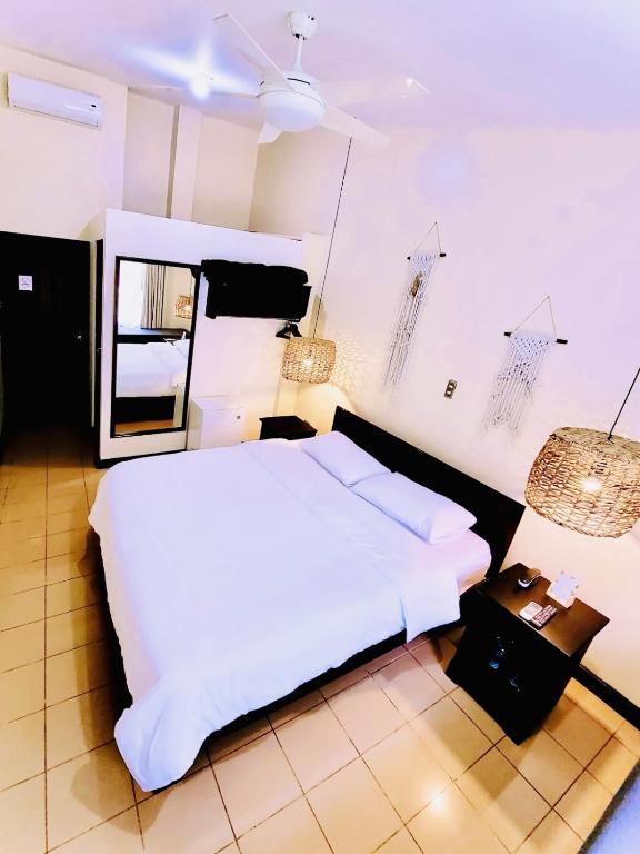 Postel nebo postele na pokoji v ubytování Hotel Mango Airport