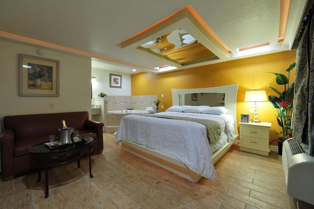 Postel nebo postele na pokoji v ubytování Romantic Inn & Suites