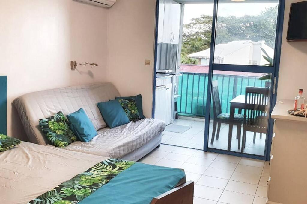 Postel nebo postele na pokoji v ubytování Superbe studio, à 20 mètres de la plage, accès direct Grande Plage Diamant