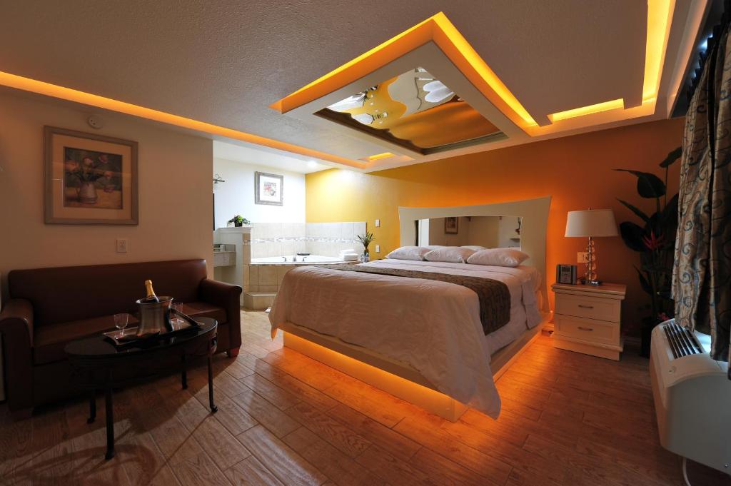 Postel nebo postele na pokoji v ubytování Romantic Inn & Suites