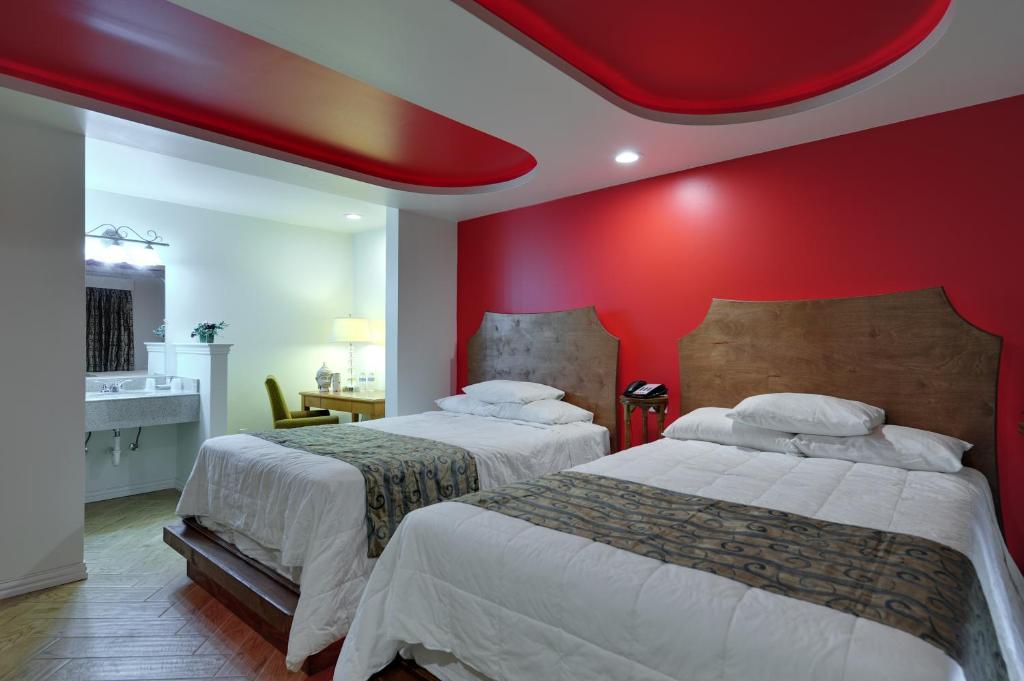 Postel nebo postele na pokoji v ubytování Romantic Inn & Suites
