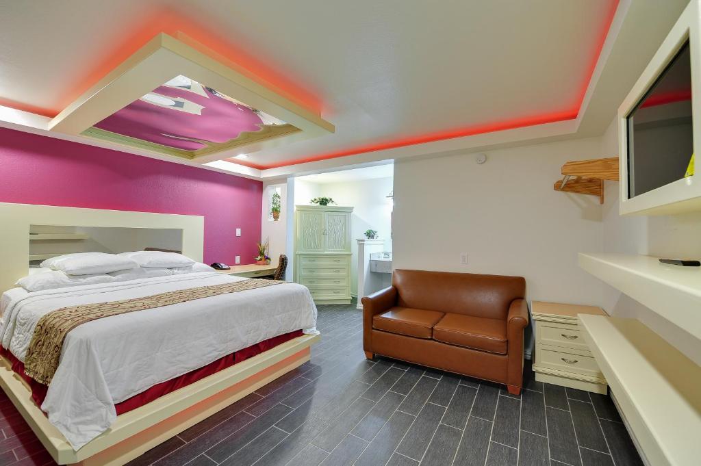 Postel nebo postele na pokoji v ubytování Romantic Inn & Suites