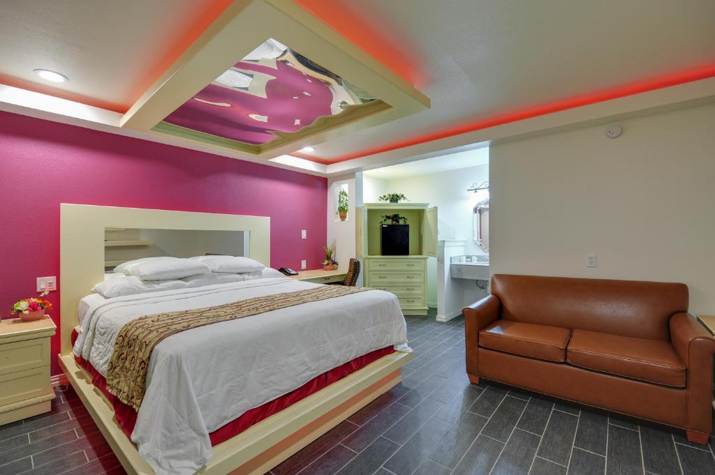 Postel nebo postele na pokoji v ubytování Romantic Inn & Suites