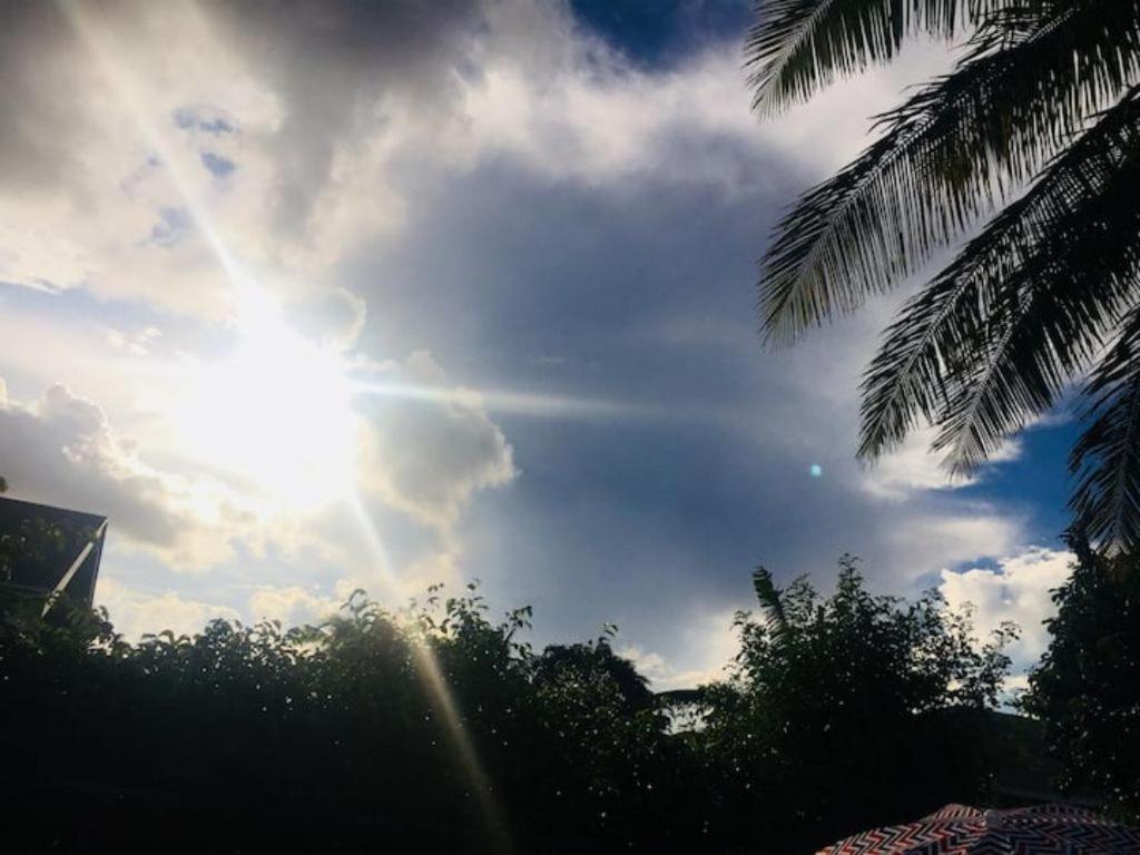 een bewolkte hemel met de zon in de lucht bij Room in Apartment - Bahamas petapat suite in Nassau