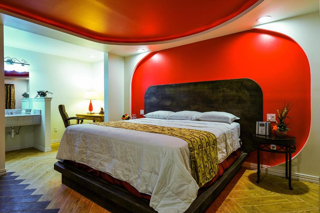 Postel nebo postele na pokoji v ubytování Romantic Inn & Suites