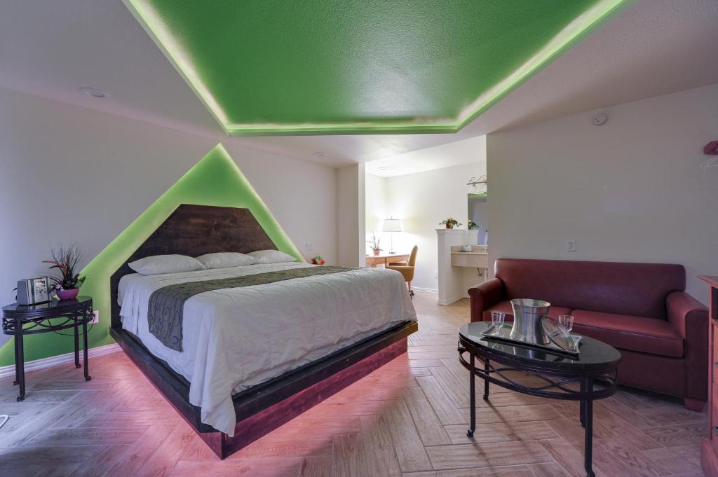 Postel nebo postele na pokoji v ubytování Romantic Inn & Suites