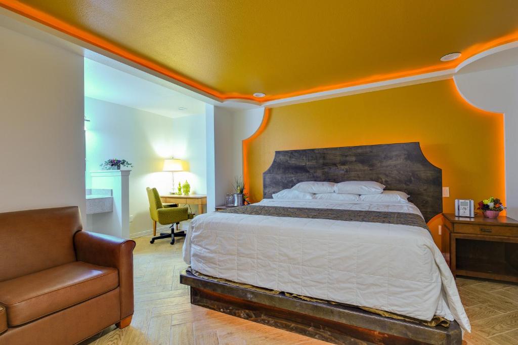Postel nebo postele na pokoji v ubytování Romantic Inn & Suites