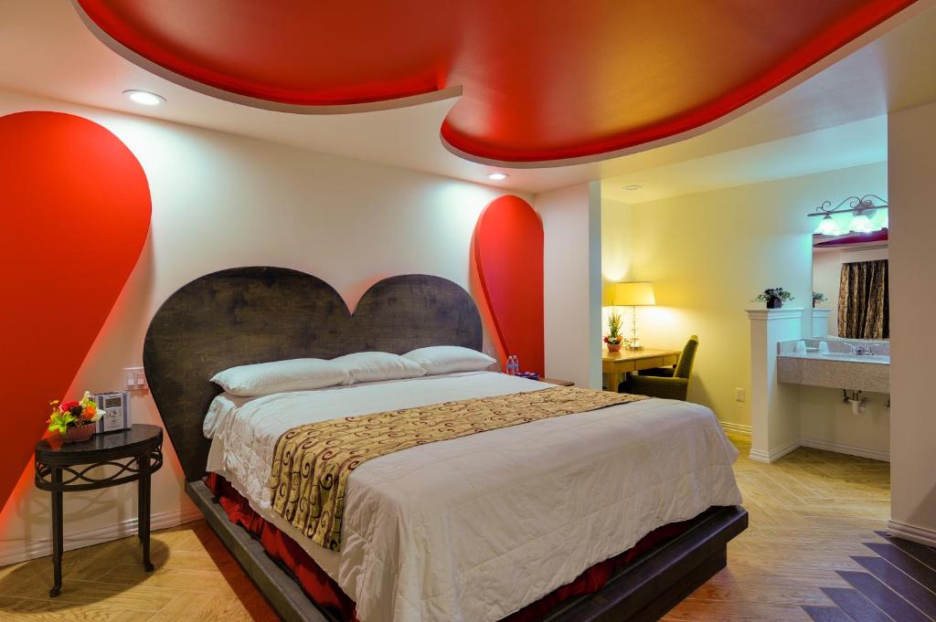 Postel nebo postele na pokoji v ubytování Romantic Inn & Suites