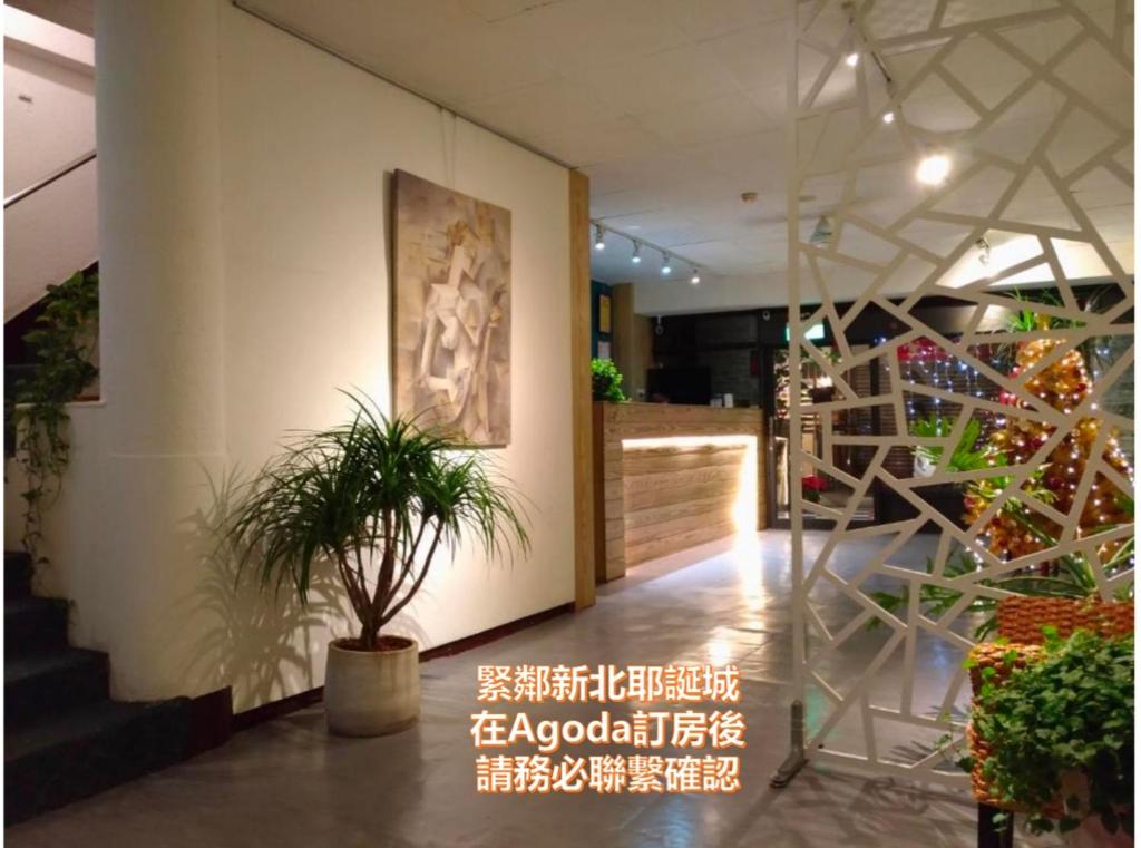 a lobby with a staircase and a painting on the wall at Yi Yuan Hotel in Taipei