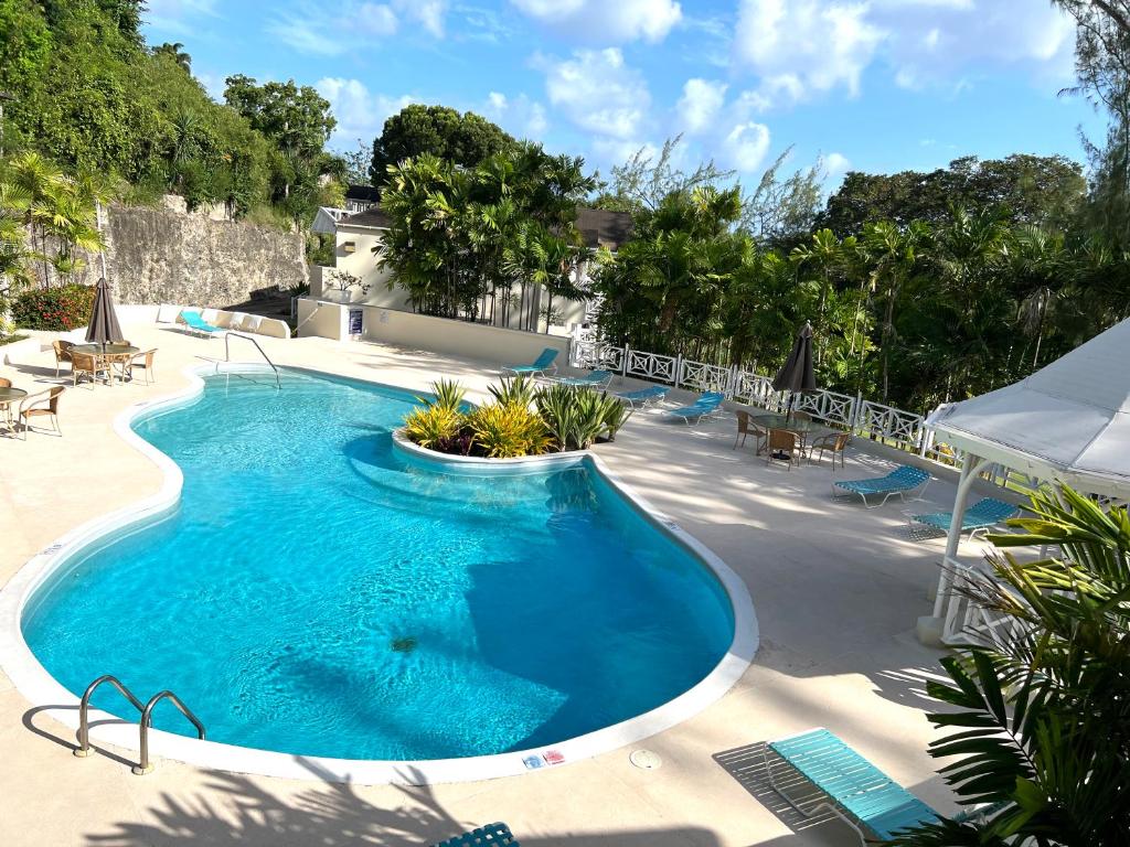 een groot zwembad met blauw water bij Rockley Golf 810 is a 2 bedroom, 2 Bathroom 1st floor Apartment with pool in Saint James
