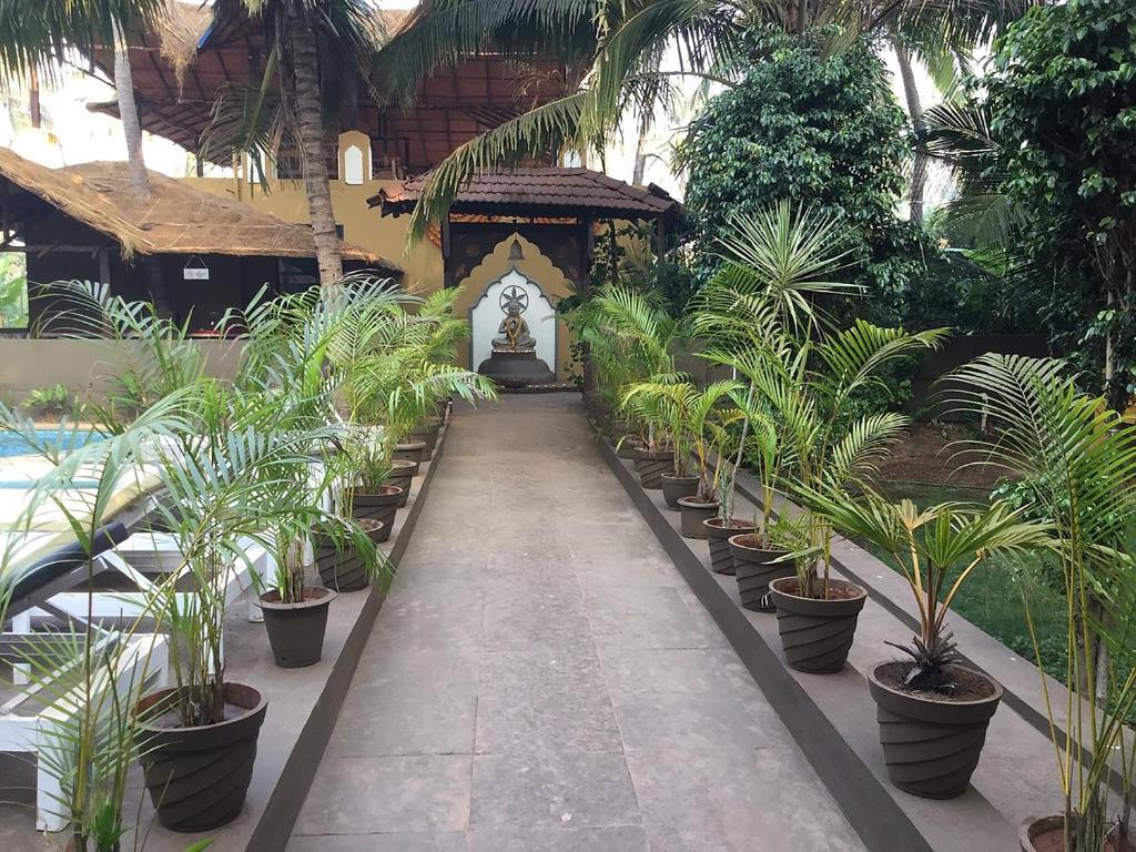 Zahrada ubytování juSTa Morjim Beach Resort Goa - 80 Steps from Morjim Beach