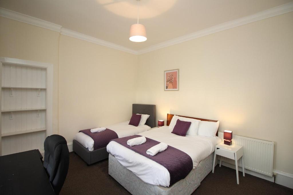Una cama o camas en una habitación de 2 bed flat, Cambuslang, Glasgow, free parking