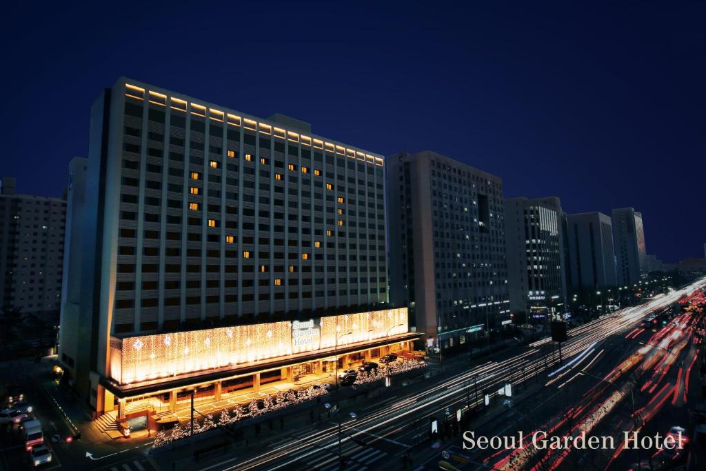 ein großes Gebäude mit Lichtern in der Nacht in der Unterkunft Seoul Garden Hotel in Seoul
