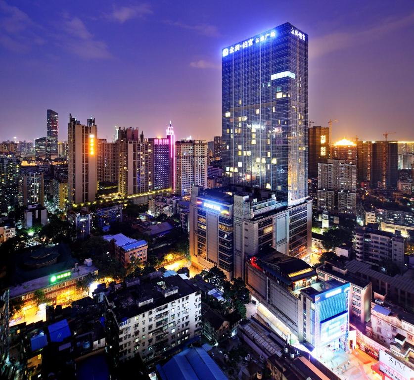 une vue sur la ville la nuit avec des bâtiments éclairés dans l'établissement South & North International Apartment - Beijing Road -Free shuttle bus-Snack-Wellcome fruit during Canton Fair, à Canton