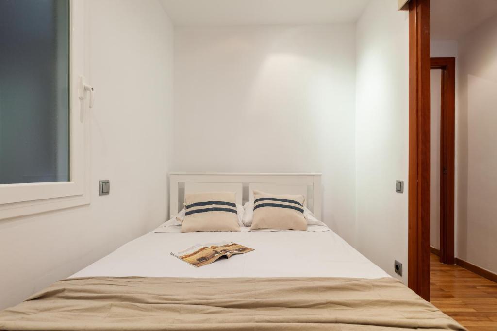A bed or beds in a room at Flateli Paris