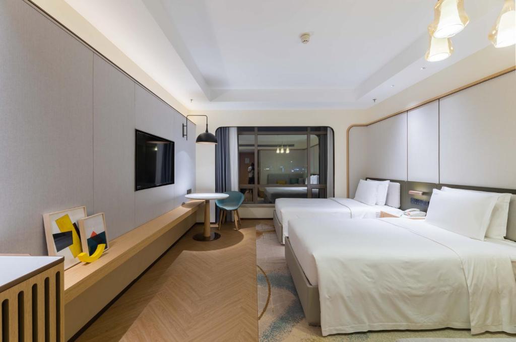 Holiday Inn Chongqing Guanyinqiao by IHG - 标准双人房，两张双人床和城市景观