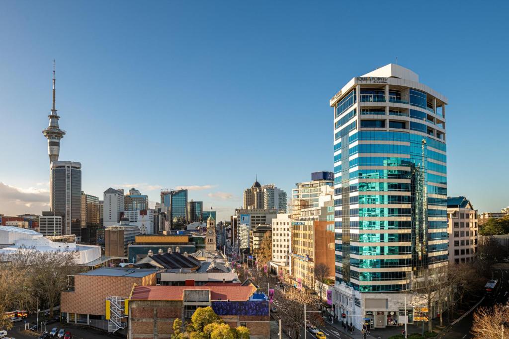 een uitzicht op een stad met een hoog gebouw bij Four Points by Sheraton Auckland in Auckland