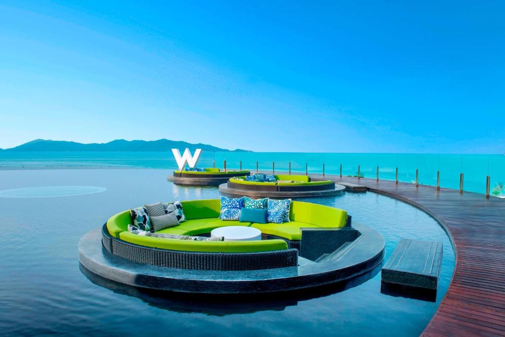 zwei Boote im Wasser auf einem Dock in der Unterkunft W Koh Samui in Mae Nam