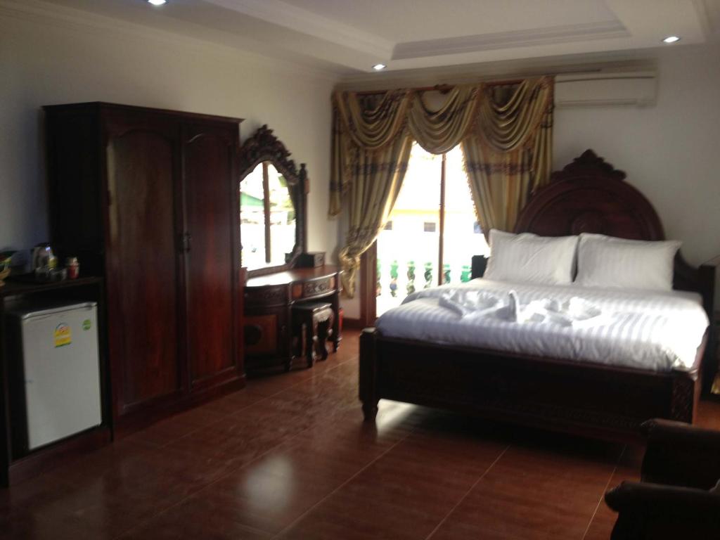 Postel nebo postele na pokoji v ubytování Emerald BB Battambang Hotel