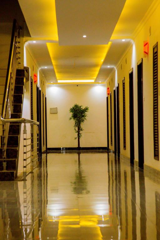 un corridoio con un albero al centro di un edificio di GNS Hotel Kampala a Kampala