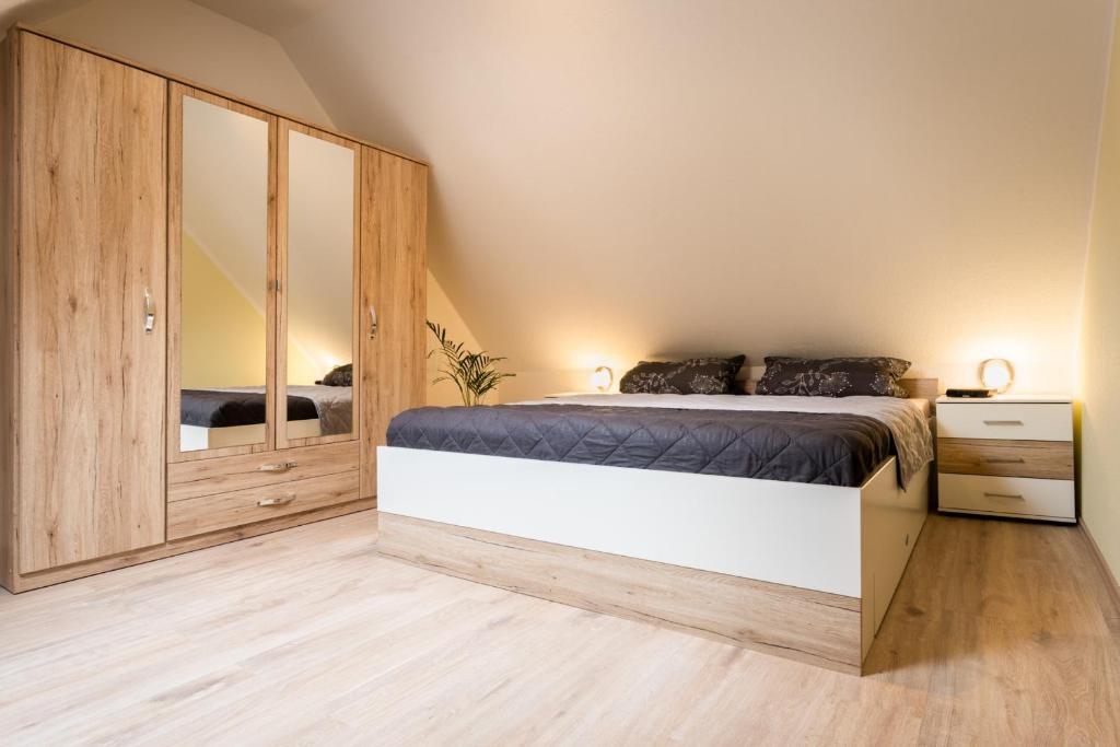 a bedroom with a large bed and a large mirror at Ferienwohnung Josi Unterweißbach in Unterweißbach