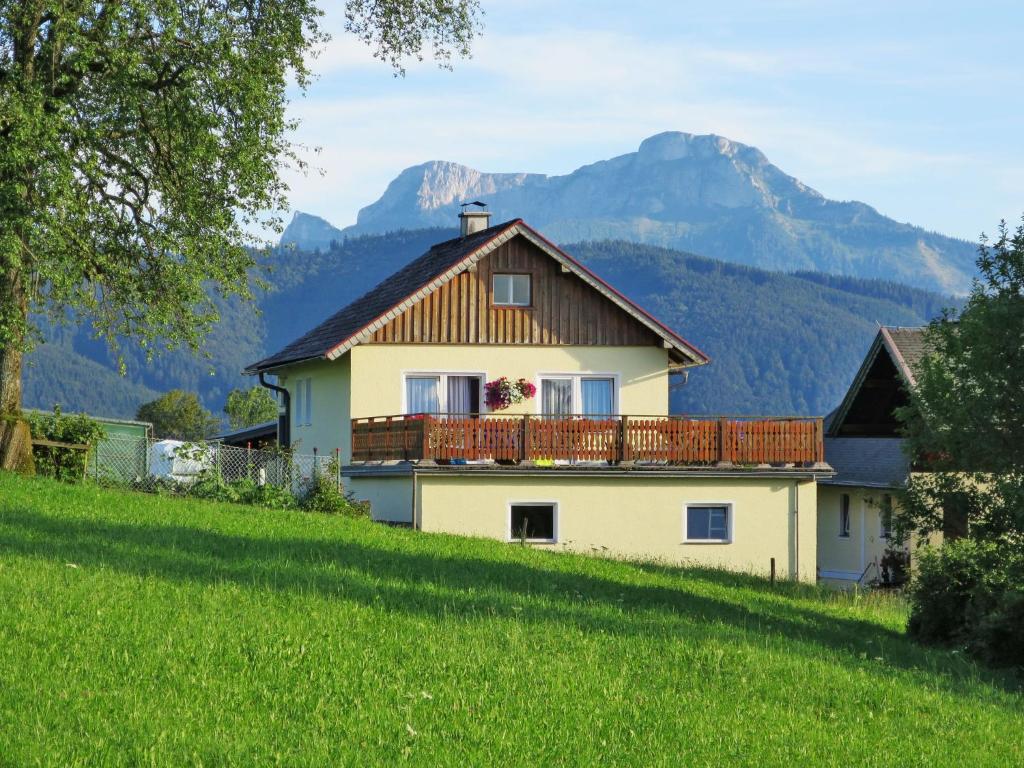 uma casa numa colina com montanhas ao fundo em Holiday Home Mayrhofer - MON240 by Interhome em Oberwang