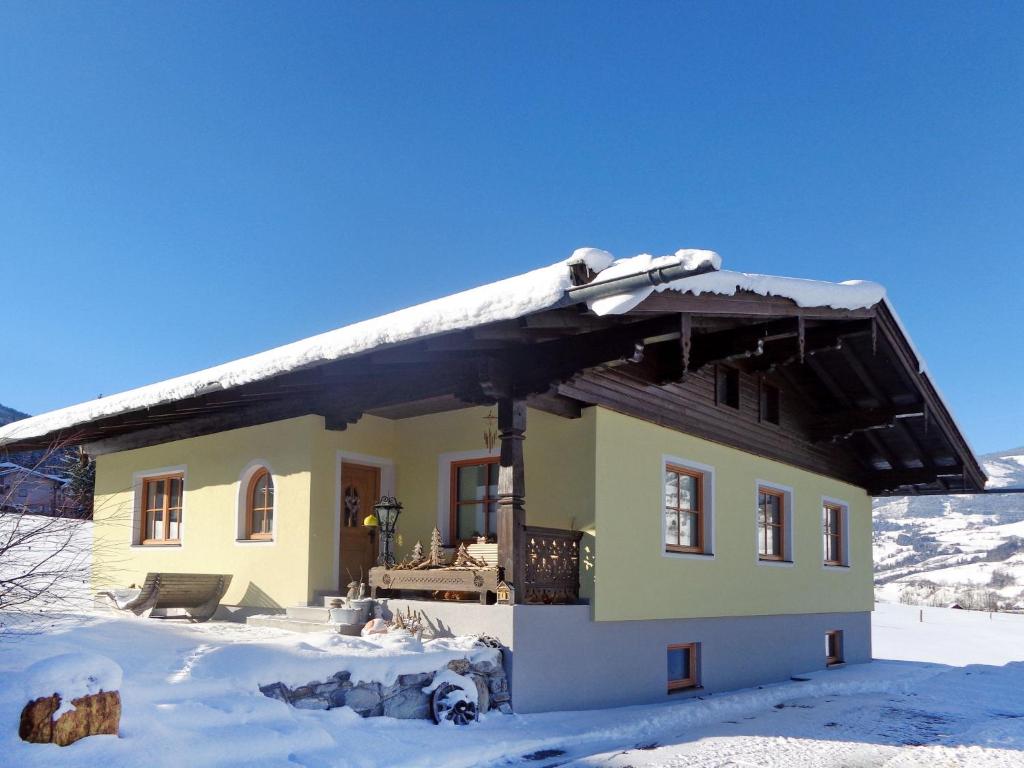 una casa con techo cubierto de nieve en la nieve en Holiday Home Erlachhof by Interhome, en Niedernsill