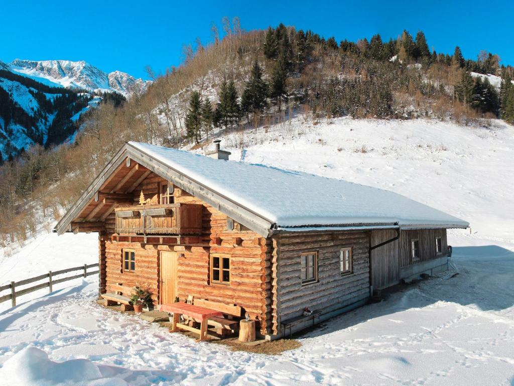 een blokhut in de sneeuw in de bergen bij Chalet Sturmbachhütte by Interhome in Uttendorf