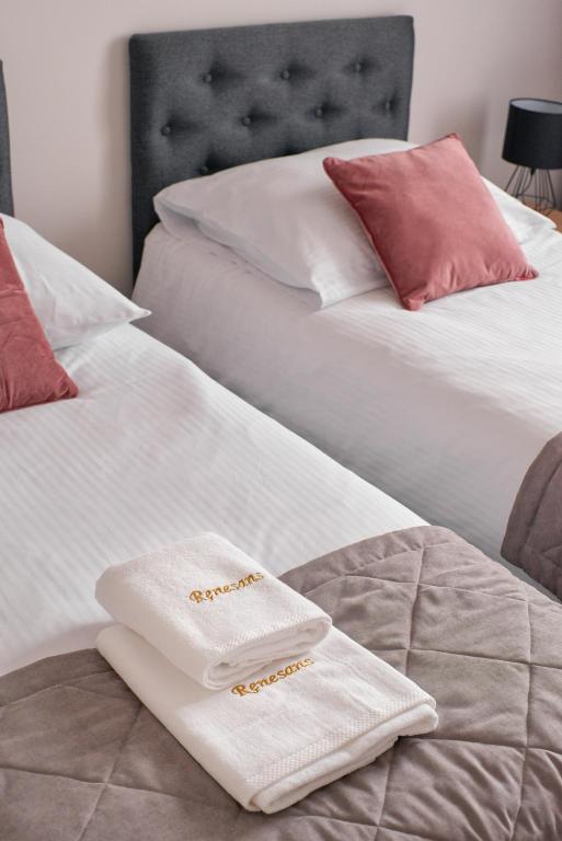 Ein Bett oder Betten in einem Zimmer der Unterkunft Hotel Renesans