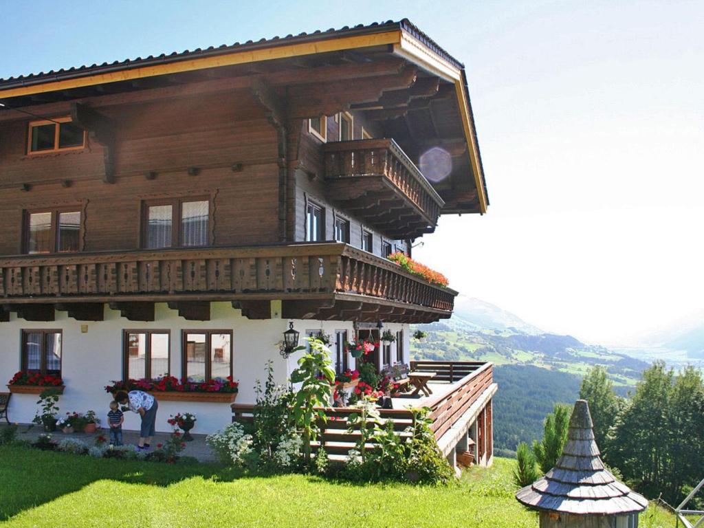 duży drewniany dom na szczycie wzgórza w obiekcie Apartment Tauernblick by Interhome w mieście Bramberg am Wildkogel