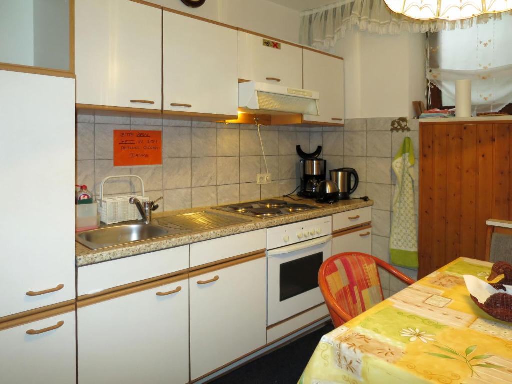 Kuchyň nebo kuchyňský kout v ubytování Apartment Höllwarth by Interhome