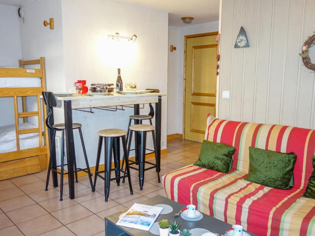 ein Wohnzimmer mit einem Sofa und einer Küche in der Unterkunft Apartment Les Jardins Alpins-1 by Interhome in Saint-Gervais-les-Bains