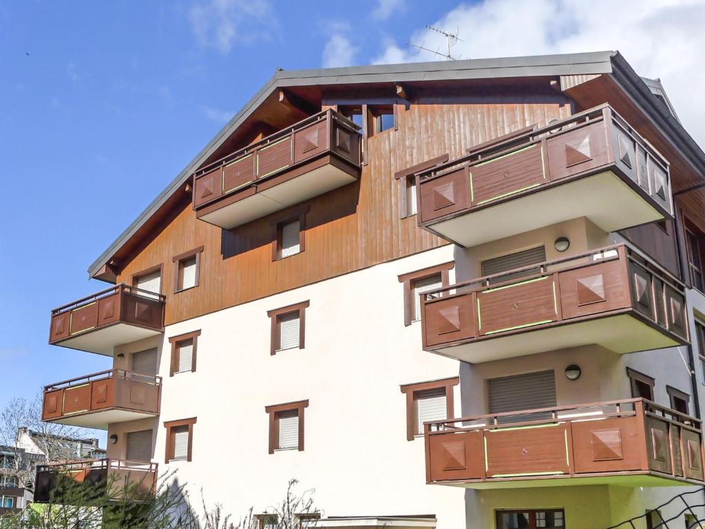 un bâtiment avec des balcons sur le côté dans l'établissement Apartment L'Espace Montagne-11 by Interhome, à Chamonix-Mont-Blanc