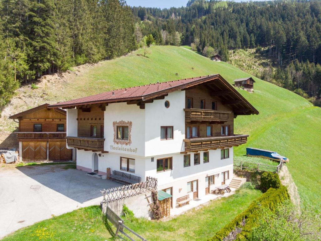 uma casa no topo de uma colina com relva em Holiday Home Borleitenhof - MHO588 by Interhome em Ramsberg