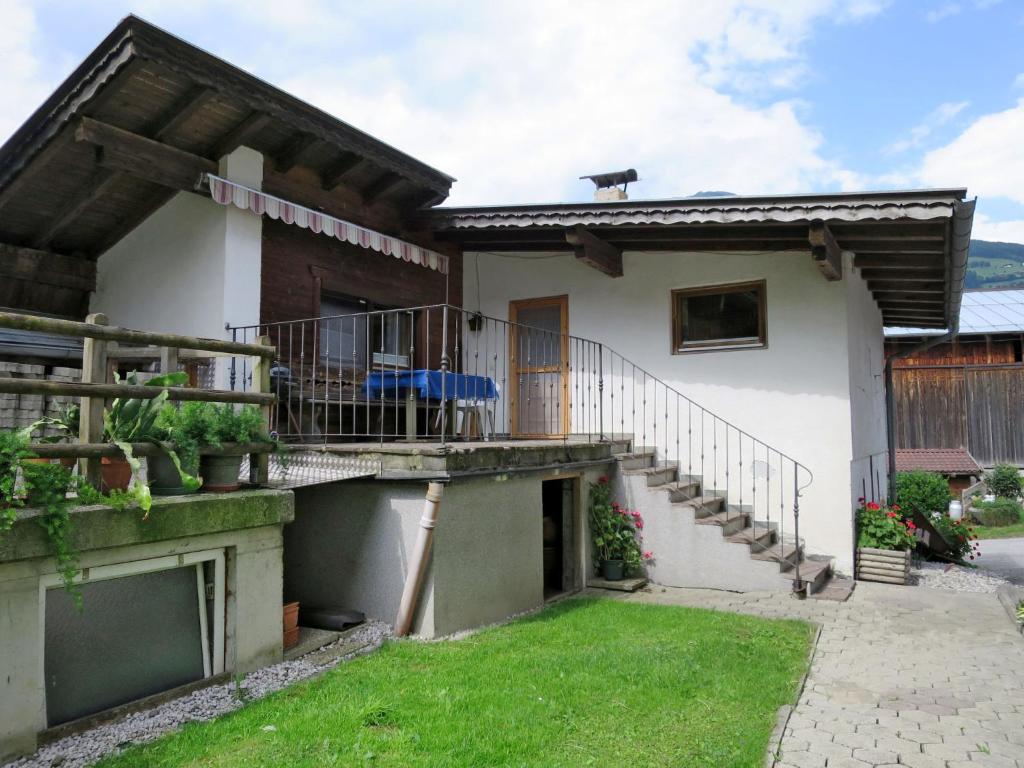 Casa con balcón y patio en Holiday Home Hexenhäusl - KAB115 by Interhome, en Kaltenbach