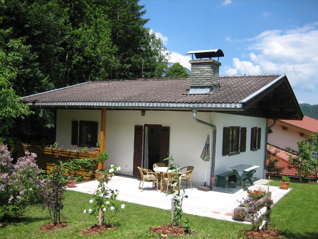 ein kleines weißes Haus mit einem Dach in der Unterkunft Chalet Amberg by Interhome in Schwoich
