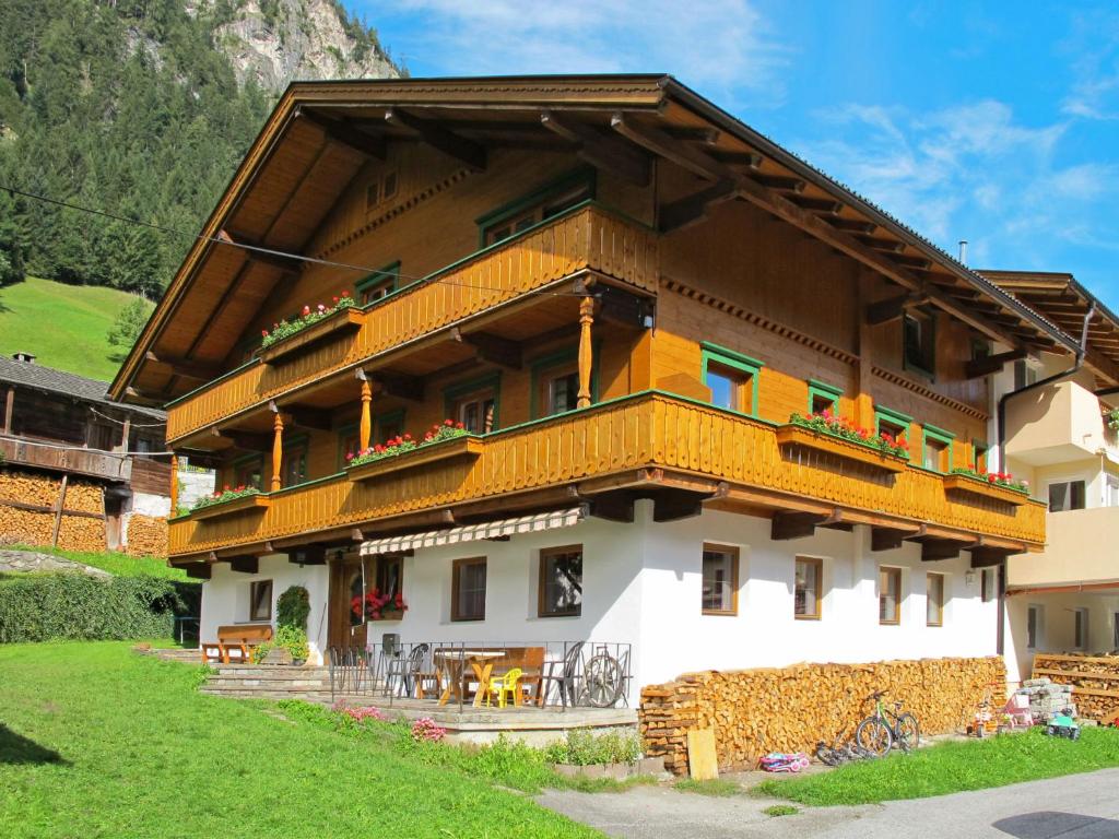 Ce grand bâtiment possède un balcon sur une montagne. dans l'établissement Holiday Home Rieplerhof - MHO157 by Interhome, à Mayrhofen