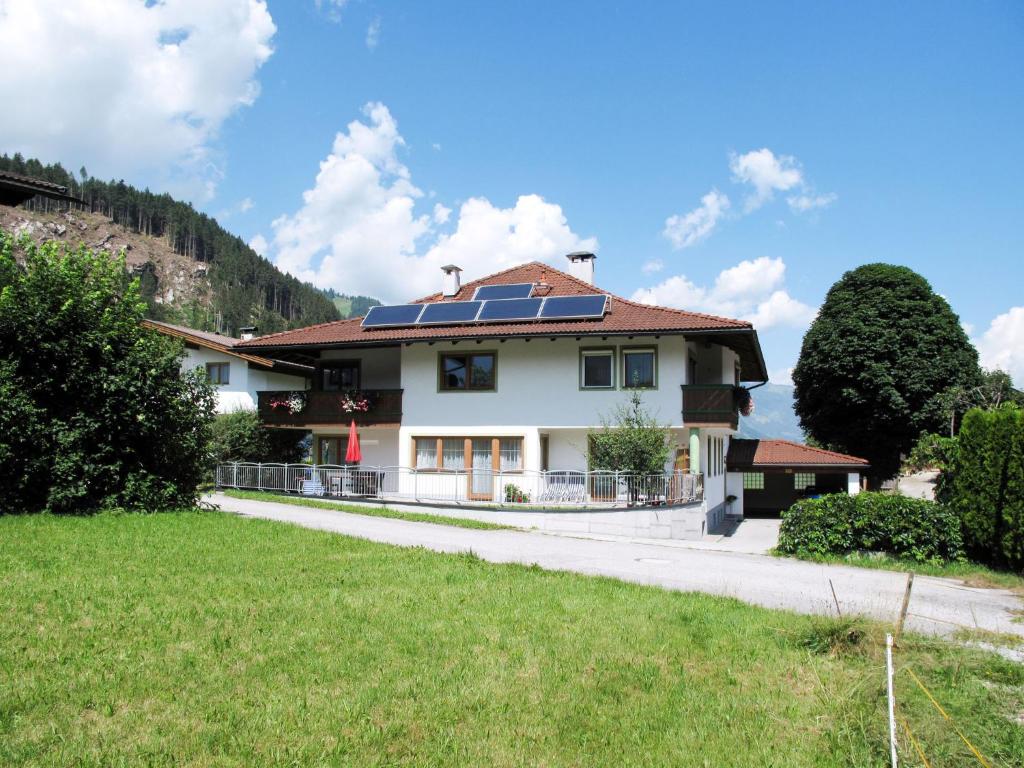 アシャウにあるApartment Haus Sonne - ZAZ680 by Interhomeの屋根に太陽光パネルを敷いた家