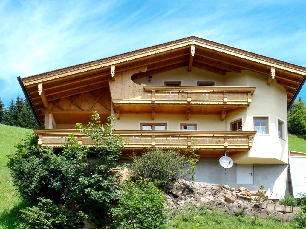 una casa con balcones de madera en un lateral en Holiday Home Reichegger by Interhome, en Grün