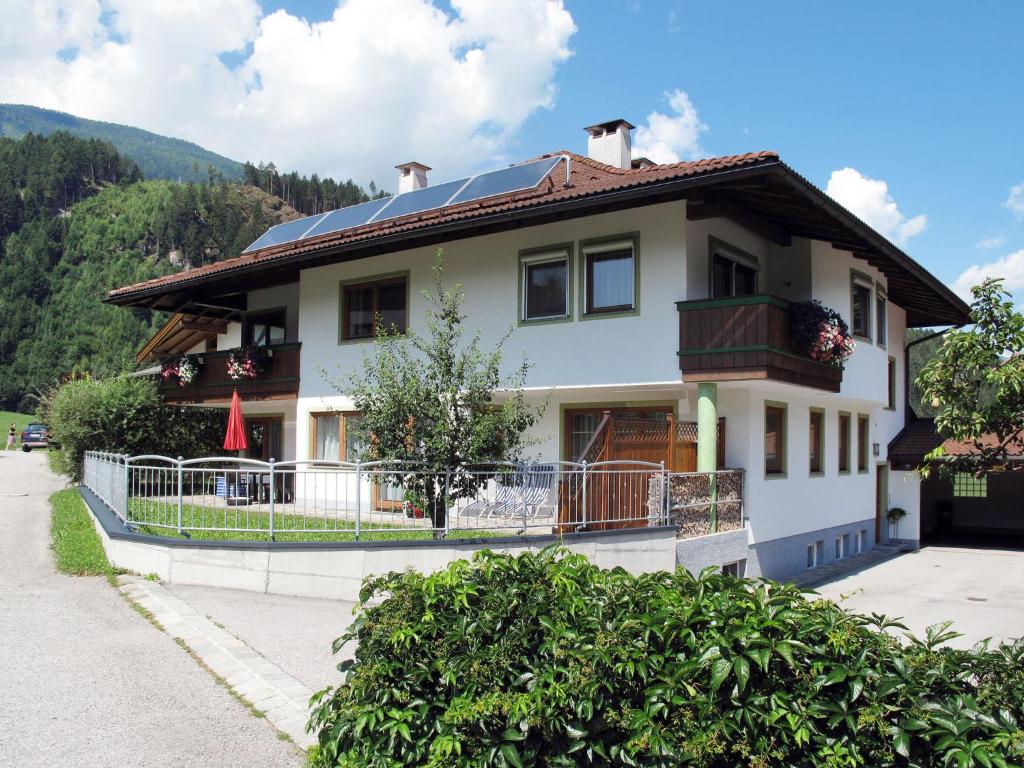 ein Haus mit Sonnenkollektoren auf dem Dach in der Unterkunft Apartment Haus Sonne - ZAZ681 by Interhome in Aschau