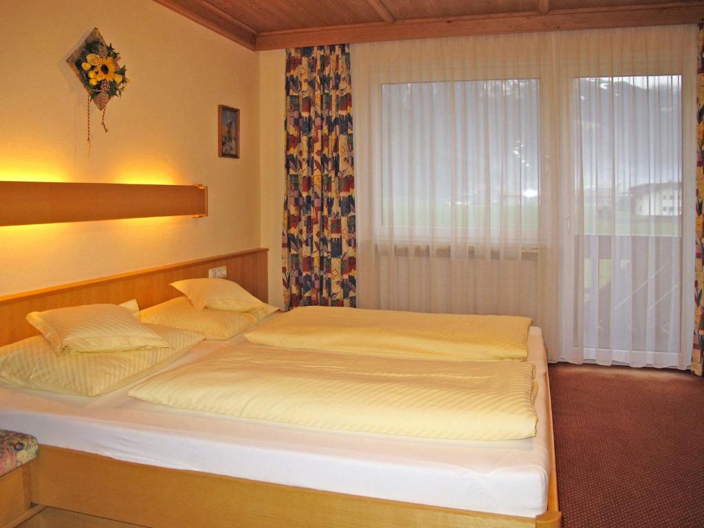 Ein Bett oder Betten in einem Zimmer der Unterkunft Apartment Rahm - MHO171 by Interhome