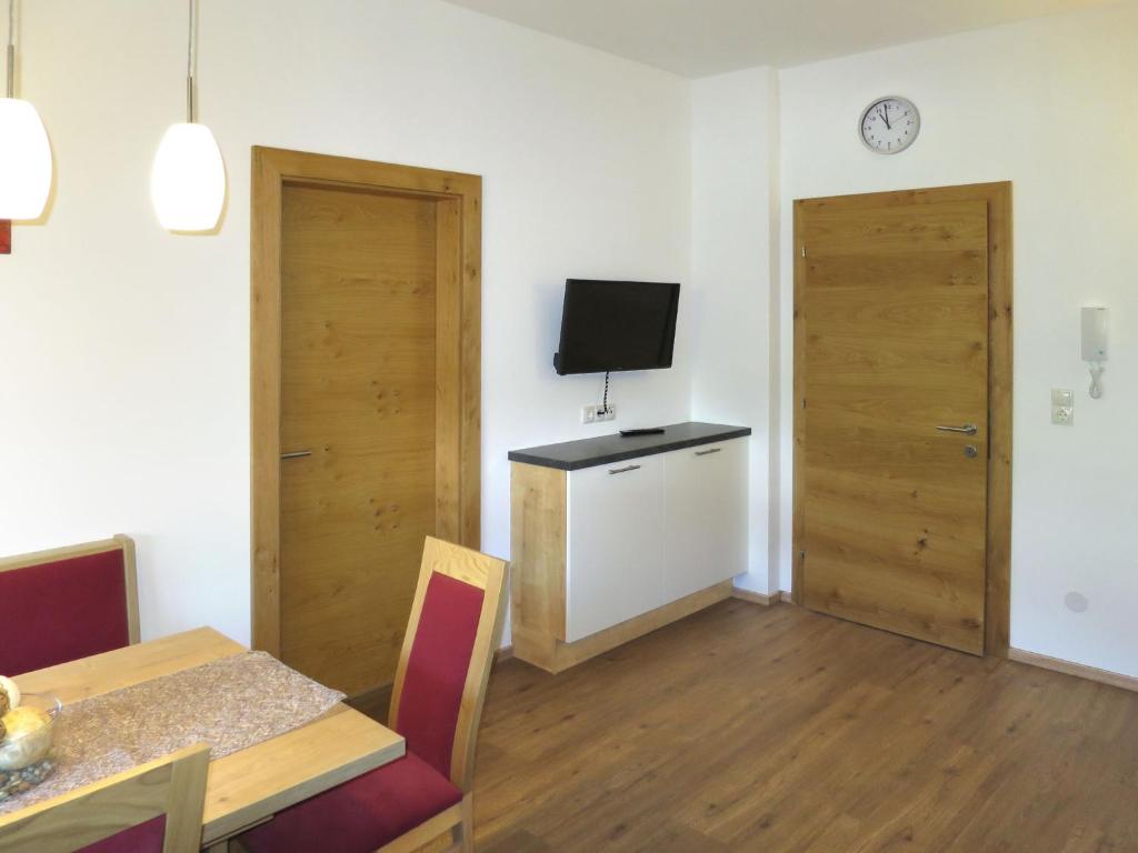TV a/nebo společenská místnost v ubytování Apartment Anton-3 by Interhome