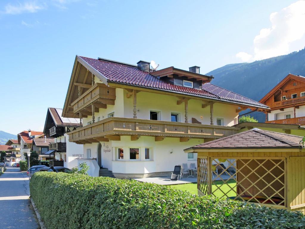 uma casa grande com um telhado numa rua em Apartment Wegscheider - MHO328 by Interhome em Mayrhofen