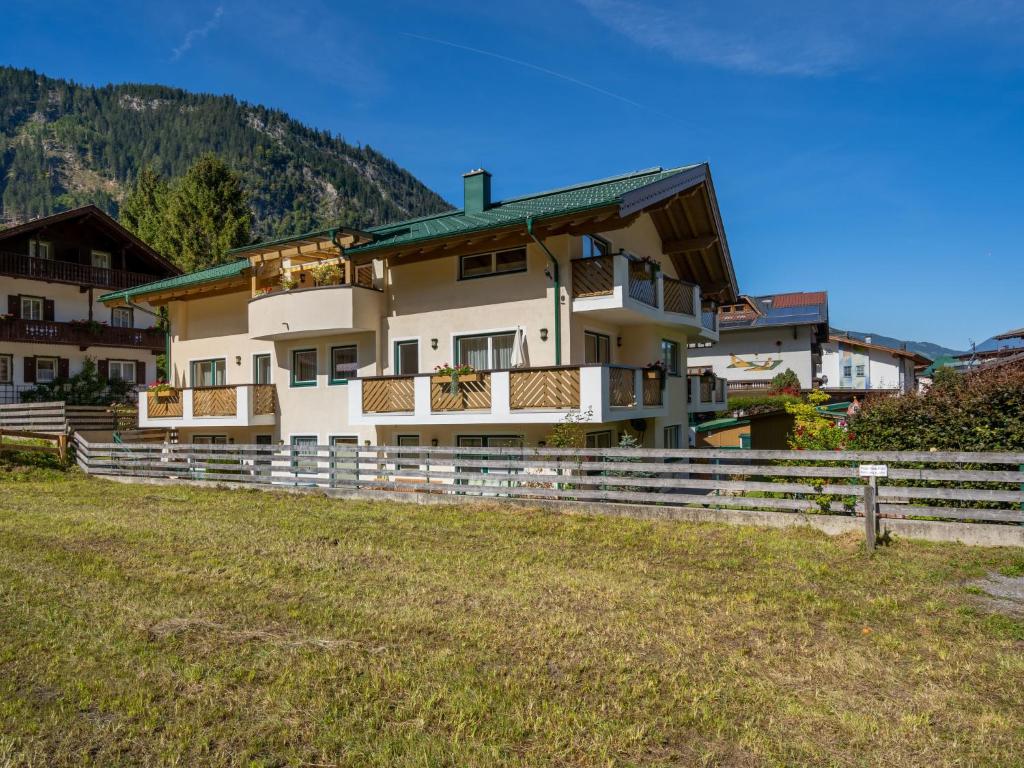 ein großes Haus mit einem Zaun davor in der Unterkunft Apartment Rosa - MHO135 by Interhome in Mayrhofen
