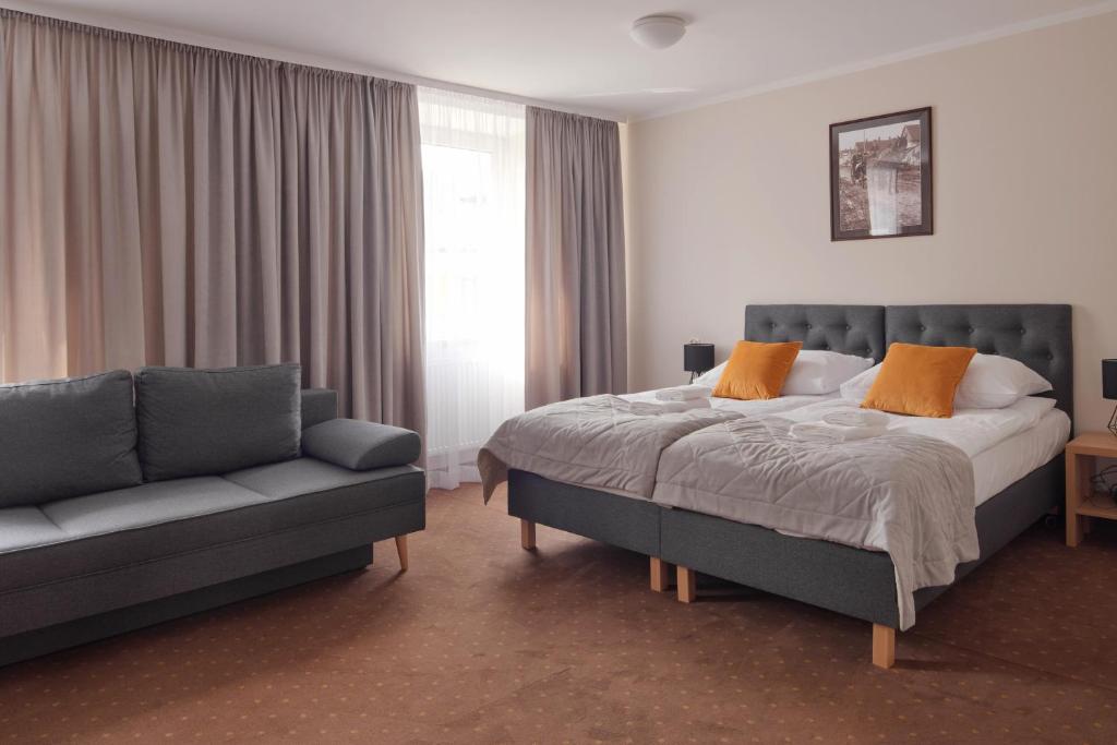 Ein Bett oder Betten in einem Zimmer der Unterkunft Hotel Renesans