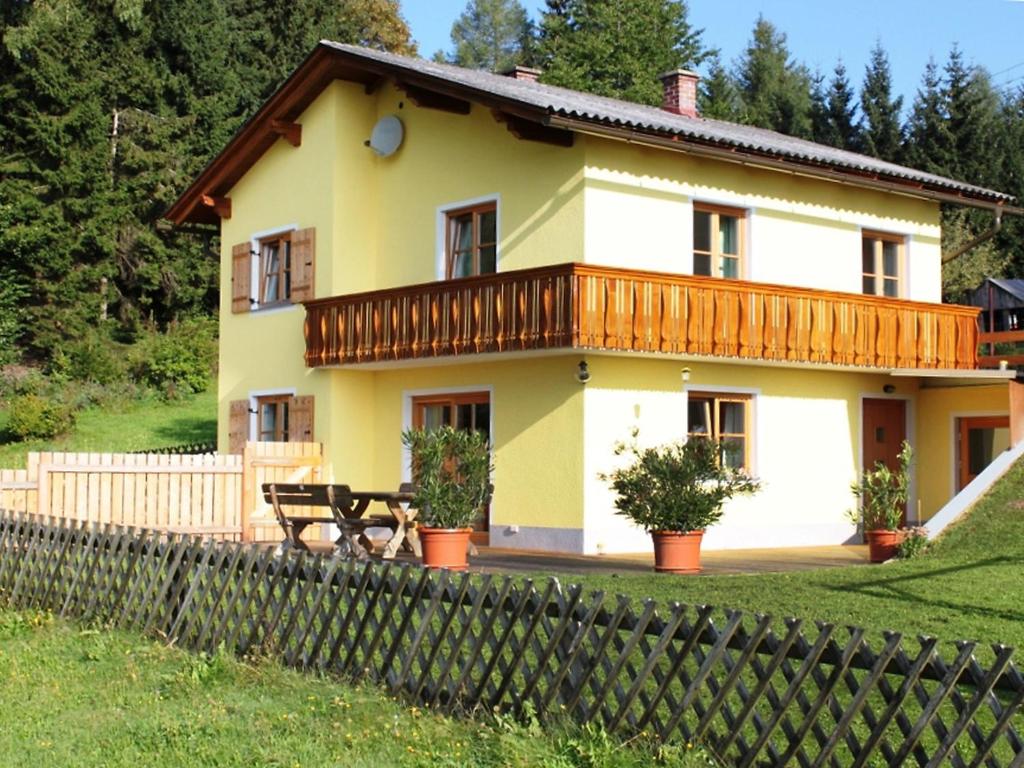 een geel huis met een hek ervoor bij Holiday Home Schönhart by Interhome in Lippbauer
