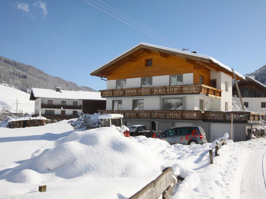 ein Haus mit einem Auto im Schnee in der Unterkunft Apartment Obernberg by Interhome in Obernberg am Brenner